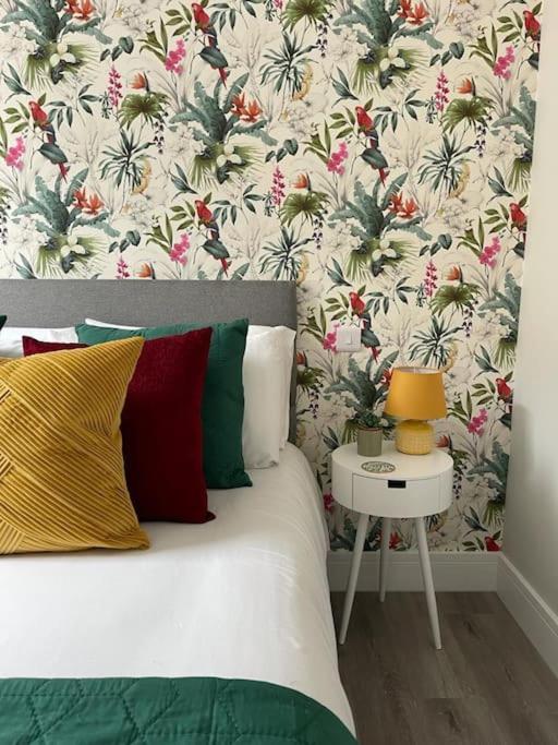 Bright, Vibrant New 1 Bedroom Town Centre Parking Bournemouth Ngoại thất bức ảnh